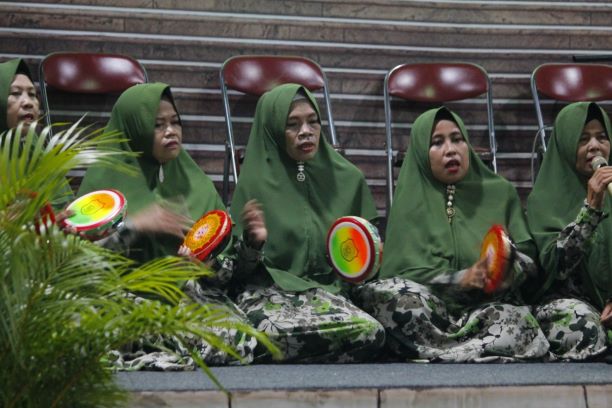 Penampilan pembuka grupp robana-ok